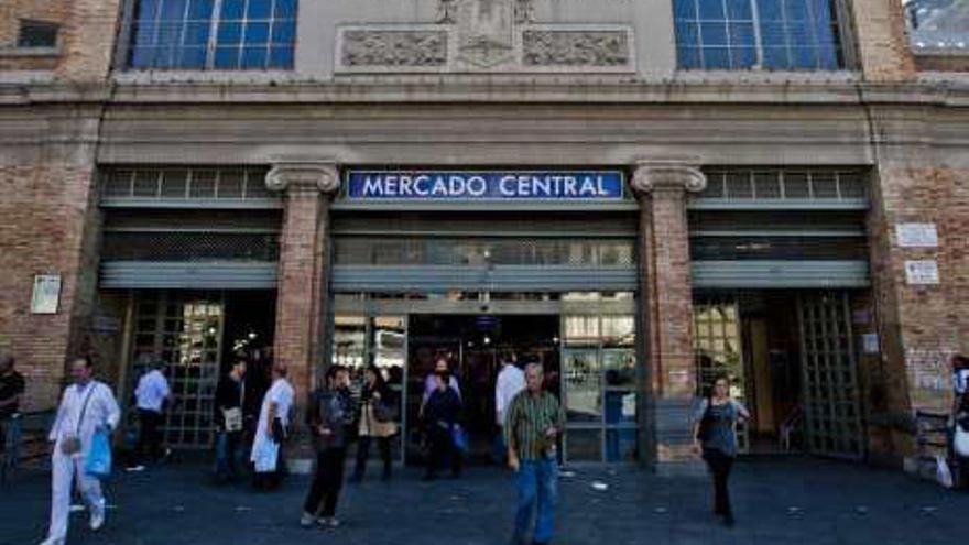 Un pescadero agrede a dos  inspectores que iban a multarle por vender sepia congelada como fresca