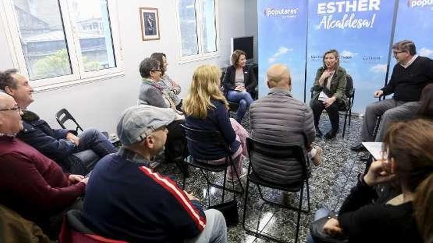 Participantes en la reunión con Esther Llamazares.