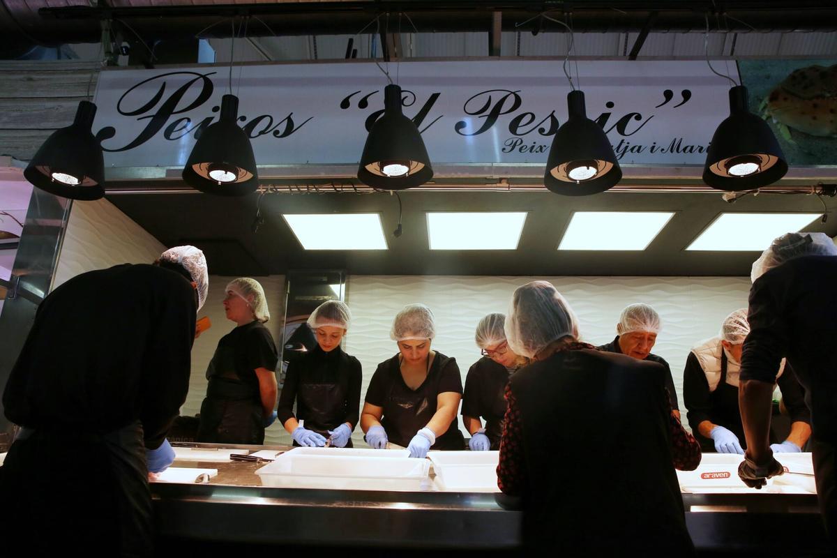 Sant Cugat 30/09/2025 La Diputación de Barcelona hace formaciones para que jóvenes aprendan los oficios del mercado y conseguir paliar la falta de relevo generacional. Este martes es en Sant Cugat y se hacen formaciones de pescaderos, algo solicitado en los mercados catalanes FOTO ELISENDA PONS