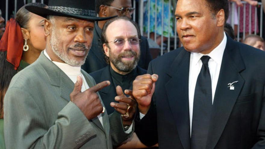 Els boxejadors Joe Frazier i Muhammad Ali, en una imatge de l&#039;any 2002.