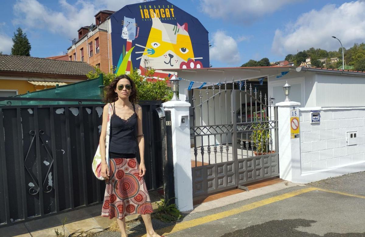 Marta Viera, en Lada, con el mural de «Ironcat» a sus espaldas.