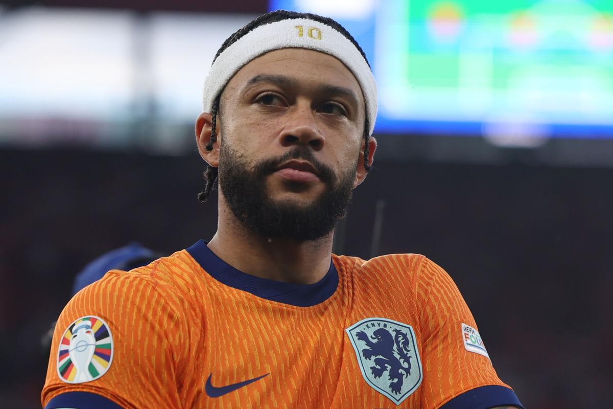 Berlin (Germany), 06/07/2024.- Memphis Depay of the Netherlands looks on before the UEFA EURO 2024 quarter-finals soccer match between Netherlands and Turkey, in Berlin, Germany, 06 July 2024. (Alemania, Países Bajos; Holanda, Turquía) EFE/EPA/CHRISTOPHER NEUNDORF. seleccion paises bajos . seleccion turquia. eurocopa 2024 alemania . seleccion paises bajos . seleccion turquia. cuartos. estadio olimpico