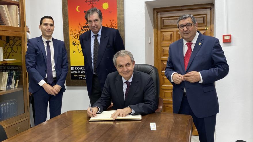 Zapatero presenta en Vélez-Málaga su último libro
