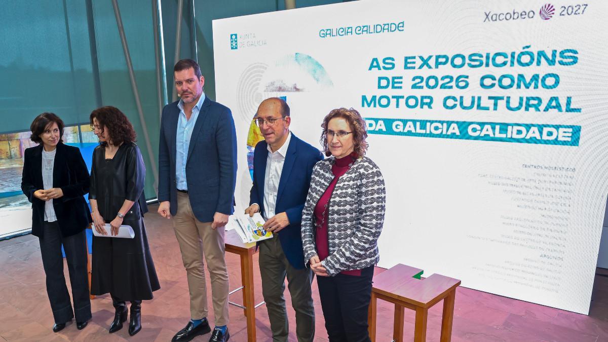 Al centro, López Campos, entre más participantes de la presentación.