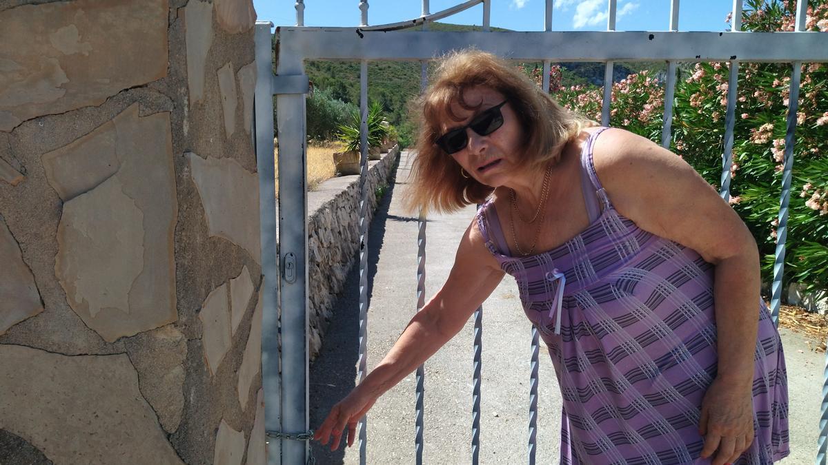 Patricia Carpenter, de 70 años, en la puerta de su casa el pasado mes de junio. Ahora no puede ni acercarse