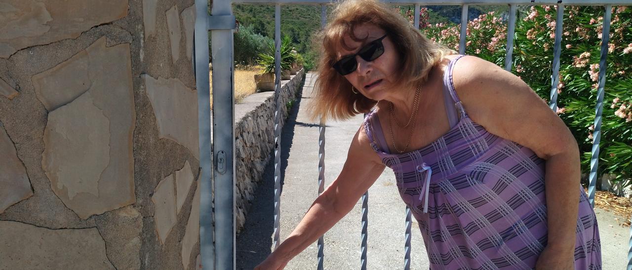 Patricia Carpenter, de 70 años, en la puerta de su casa el pasado mes de junio. Ahora no puede ni acercarse
