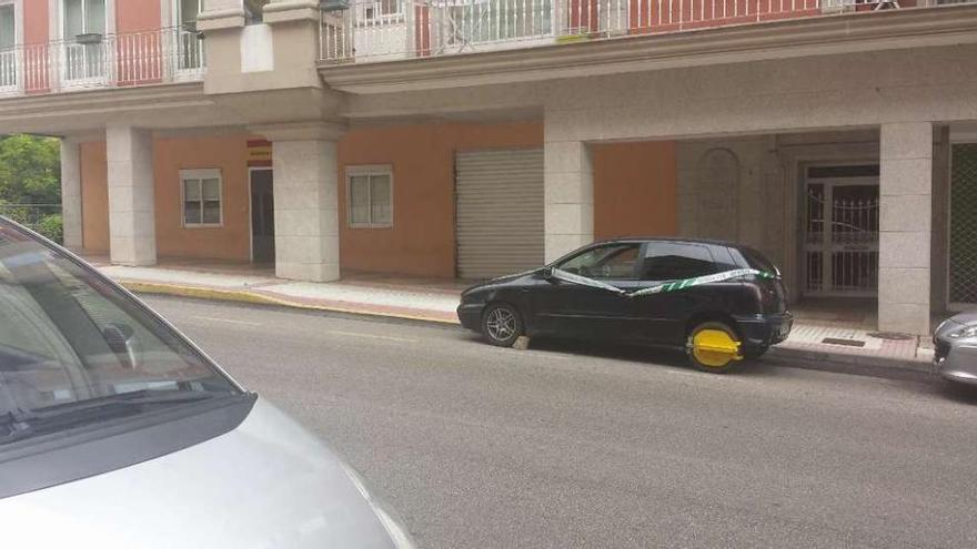 El coche, inmovilizado, frente al cuartel de Moaña.