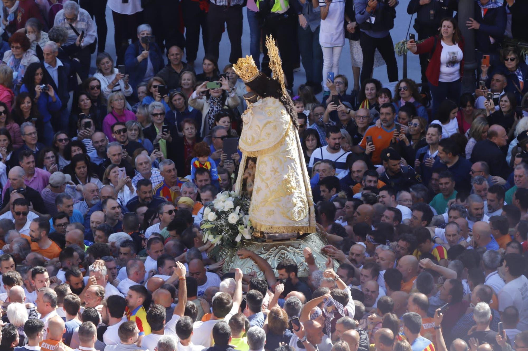 Muchos valencianistas acompañan a la Virgen de los Desamparados en su Traslado