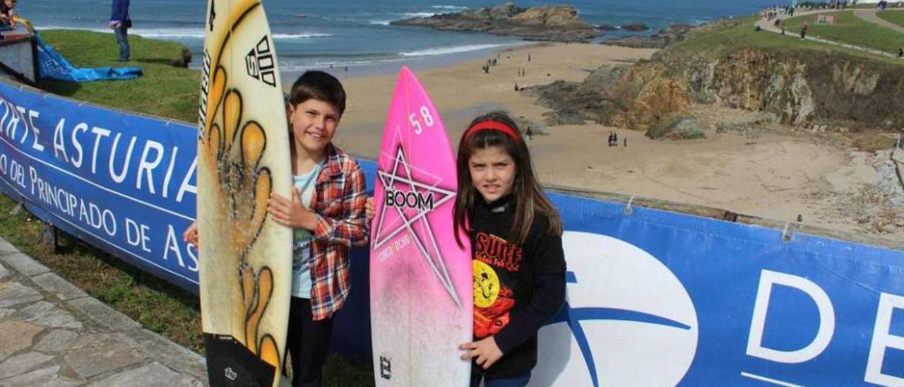 Las promesas locales del surf Álex Fernández y Kenia López, ayer, en la playa.