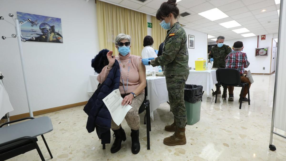 Una mujer se vacuna contra el covid en el hospital Militar.