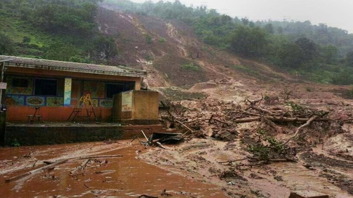 Un deslizamiento de barro en la población de Malin, en el distrito de Pune, India, el 30 de julio de 2014.