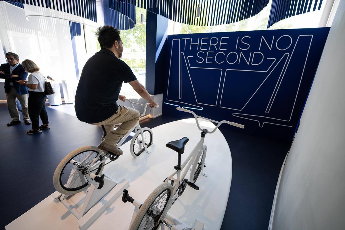 En el America's Cup Experience, el centro de interpretación de la Copa América de vela, han instalado material didáctico con bicicletas para que los visitantes jueguen con el lema &quot;No hay segundo&quot;.