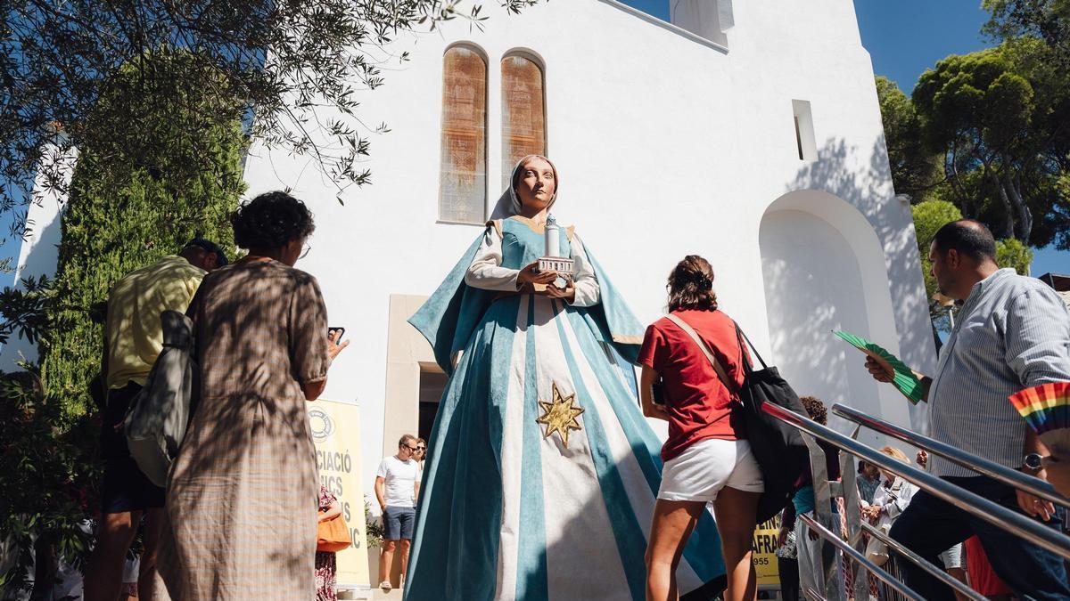 La Rosa, la geganta de Llafranc durant la presentació diumenge per la Festa Major.