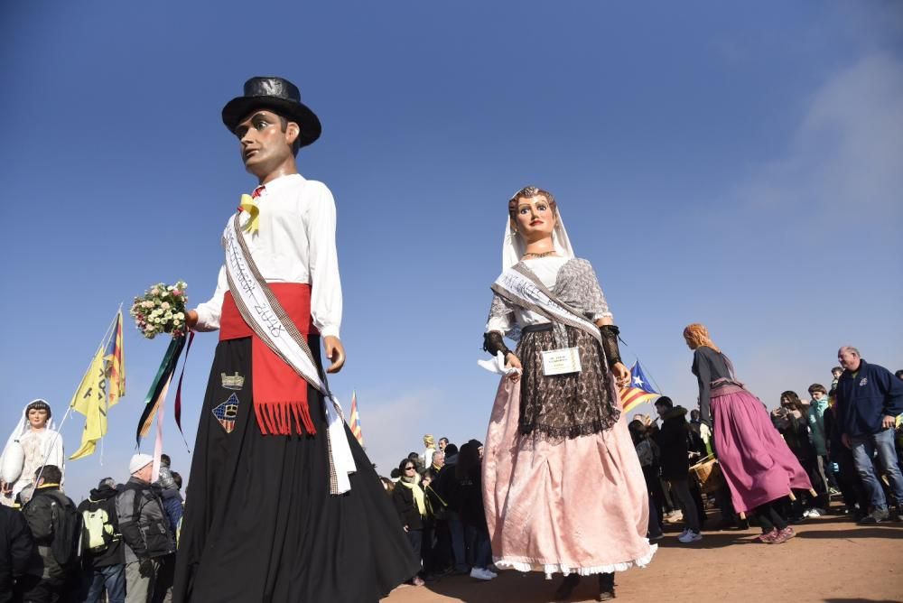 Lledoners s'omple de gegants i gegantons en una trobada inèdita