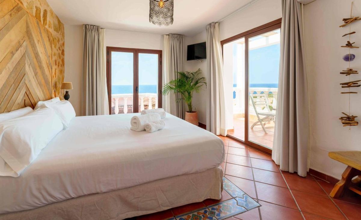 Una de las habitaciones de Hostal La Torre, con vistas increíbles al mar.