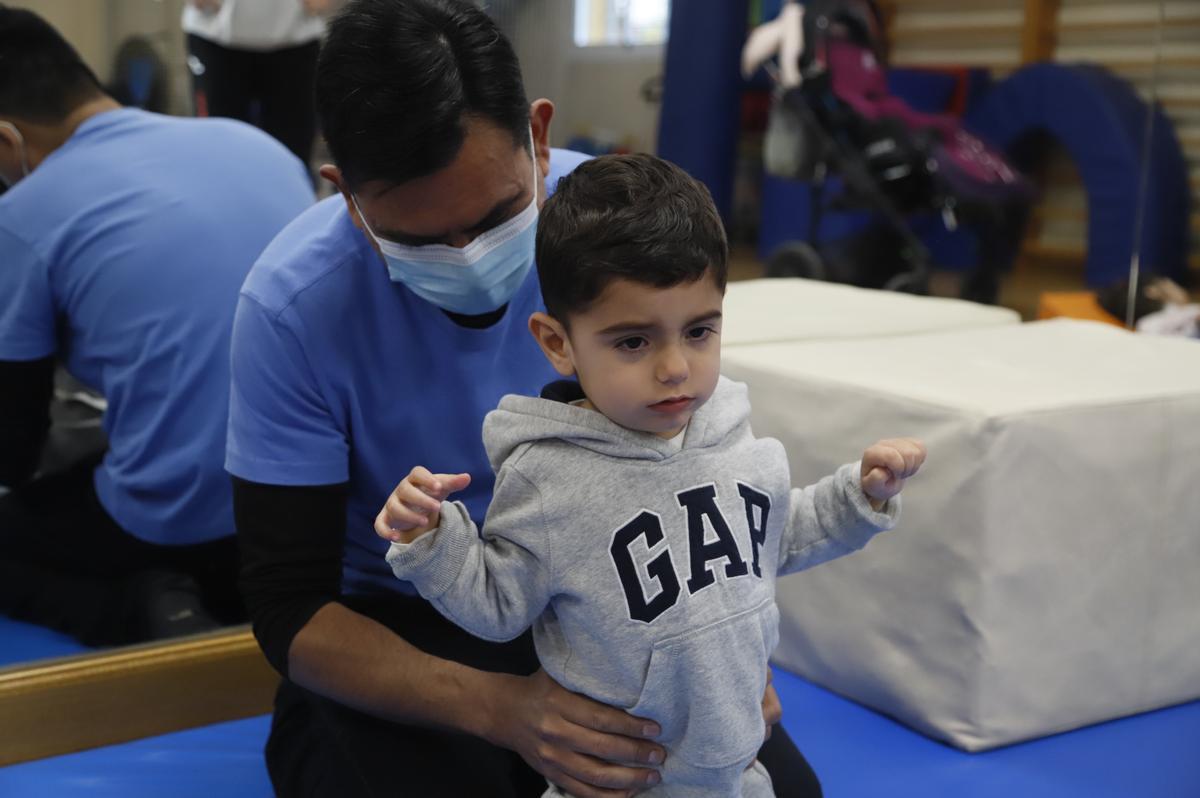 El pequeño Lucca, durante una sesión de atención temprana en Acpacys.