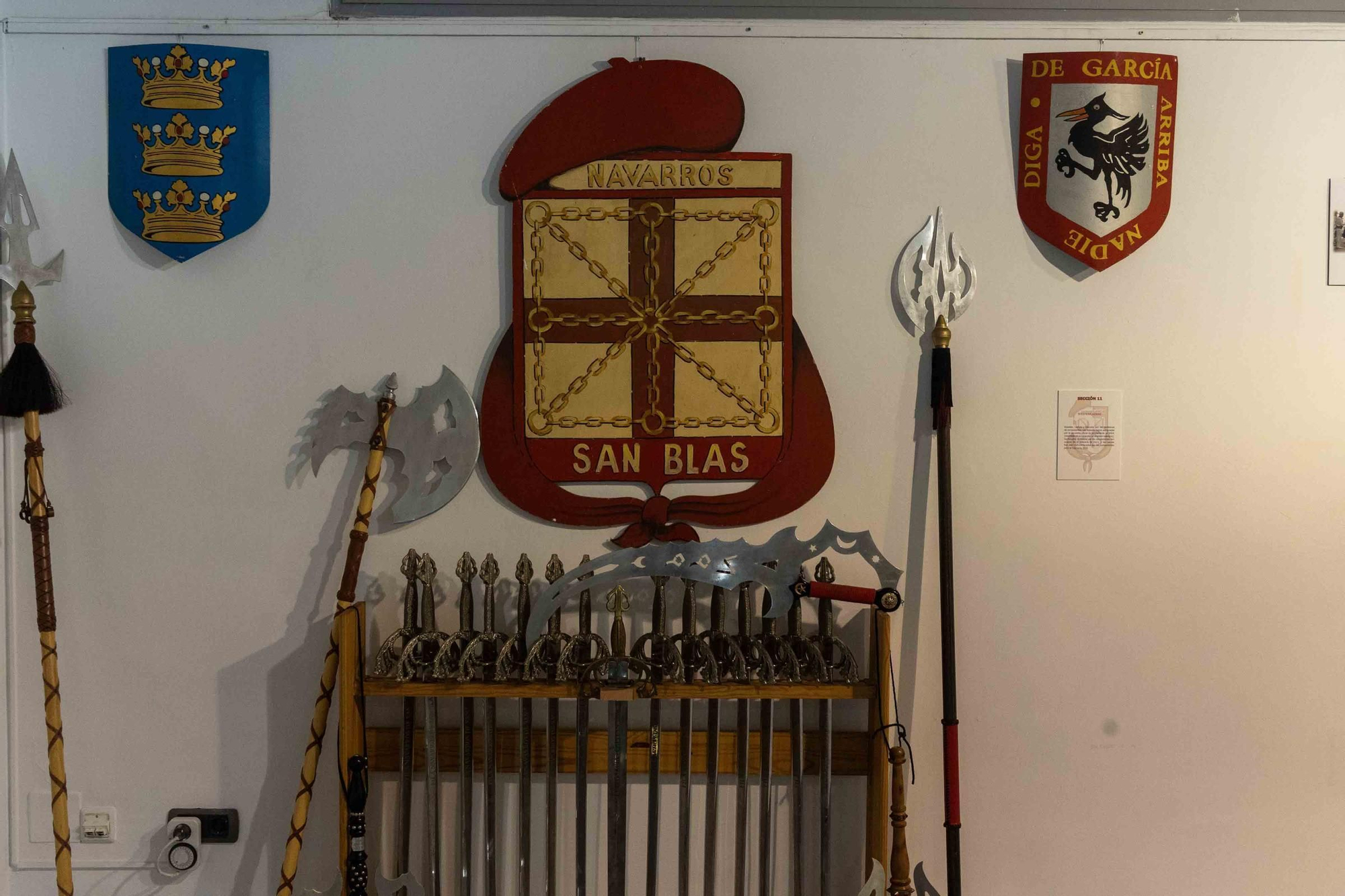 La Fila Navarros de San Blas expone sus 50 años de historia en el Club Información.
