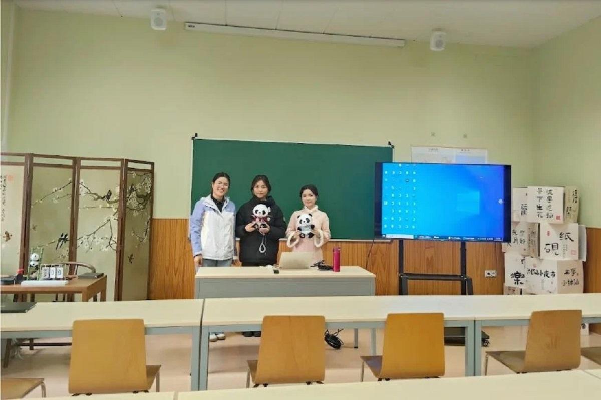 Las tres profesoras de los cursos de la UEx, procedentes de Chongqing.