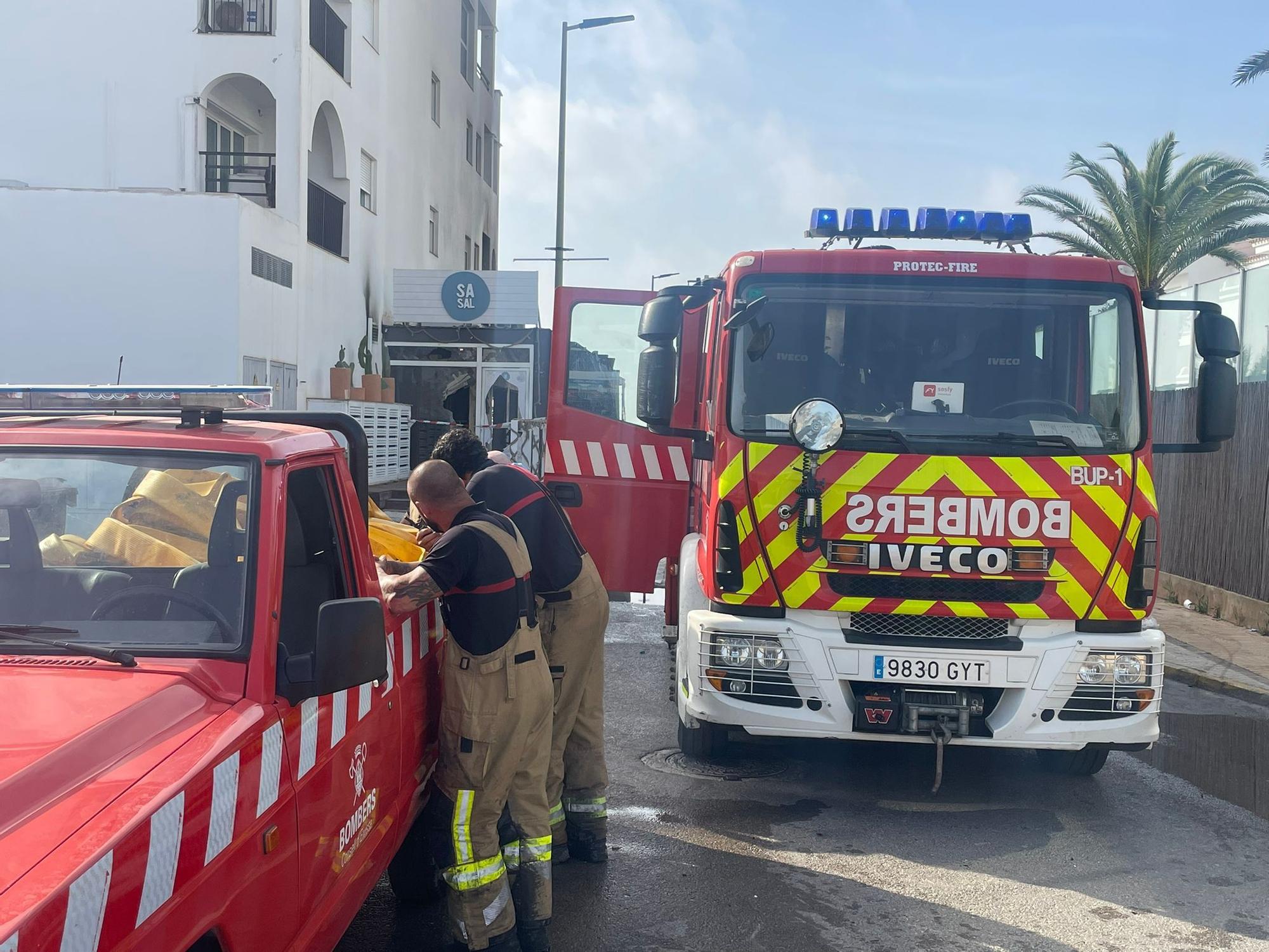 Todas las imágenes del devastador incendio en una zona de ocio de Ibiza