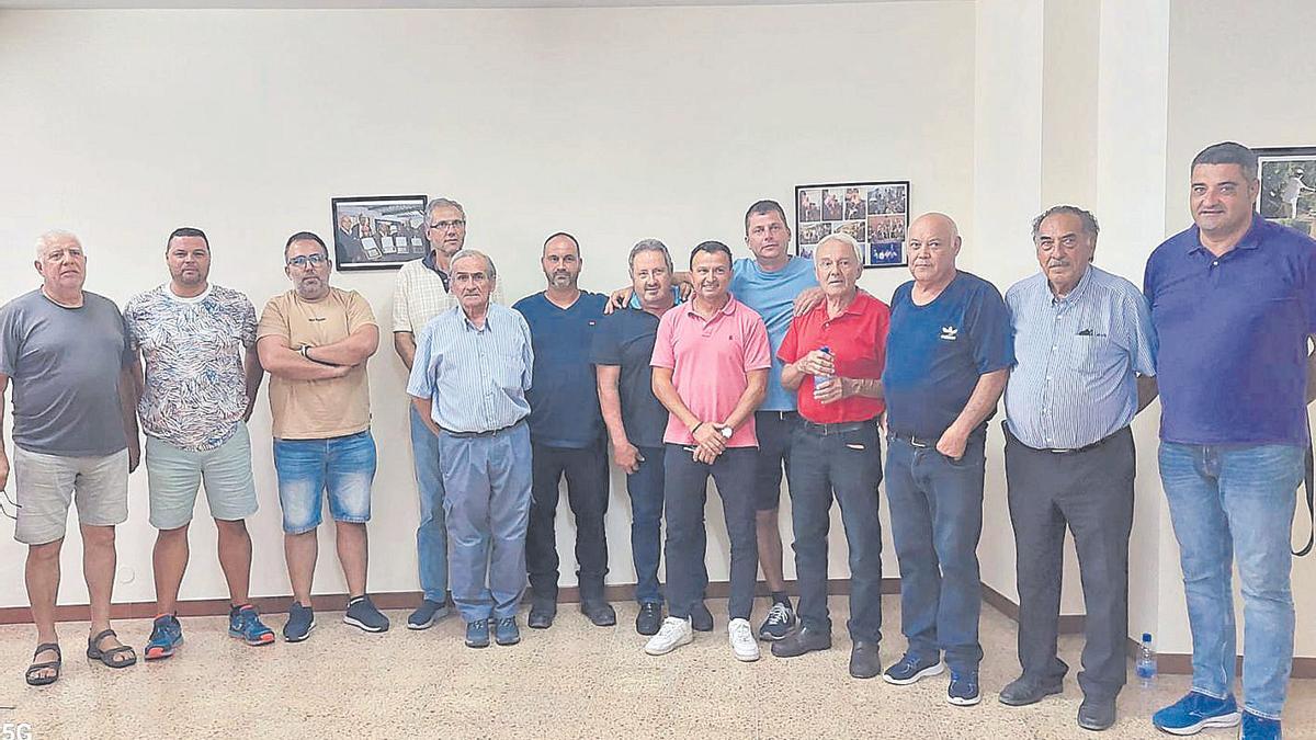 Los presidentes de las sociedades de cazadores y representares en el Consejo Insular, ayer tras el acuerdo.