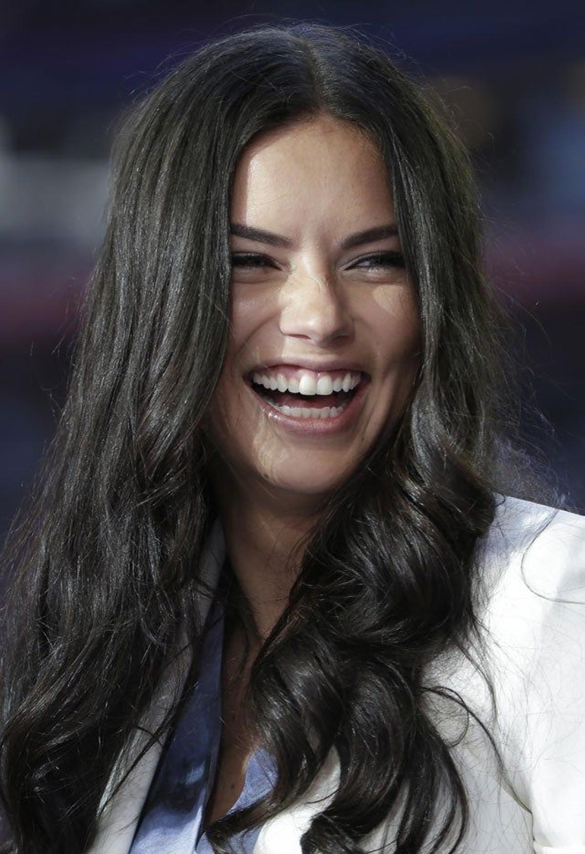 Adriana Lima en la Super Bowl 2015