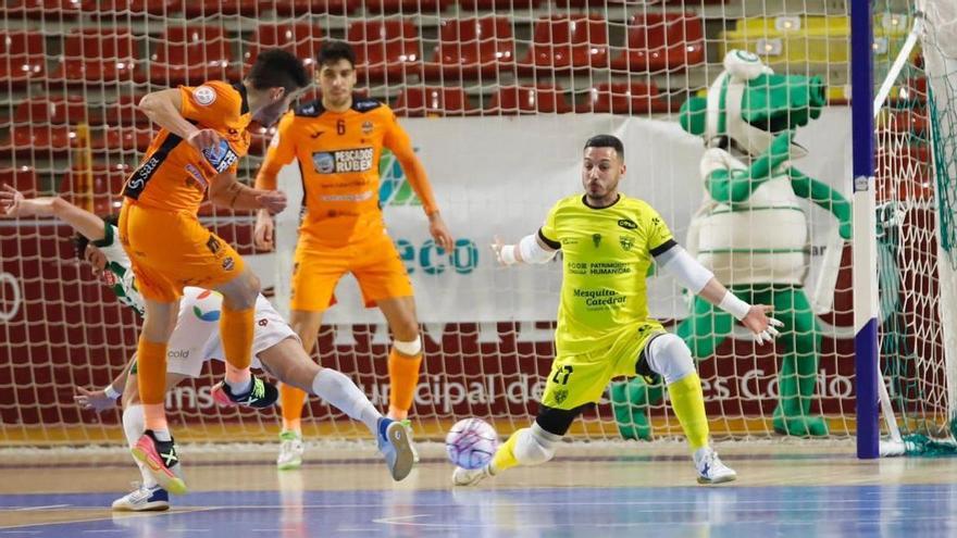 Intervención de Cristian Ramos en el partido entre el Córdoba Futsal y el Burela.