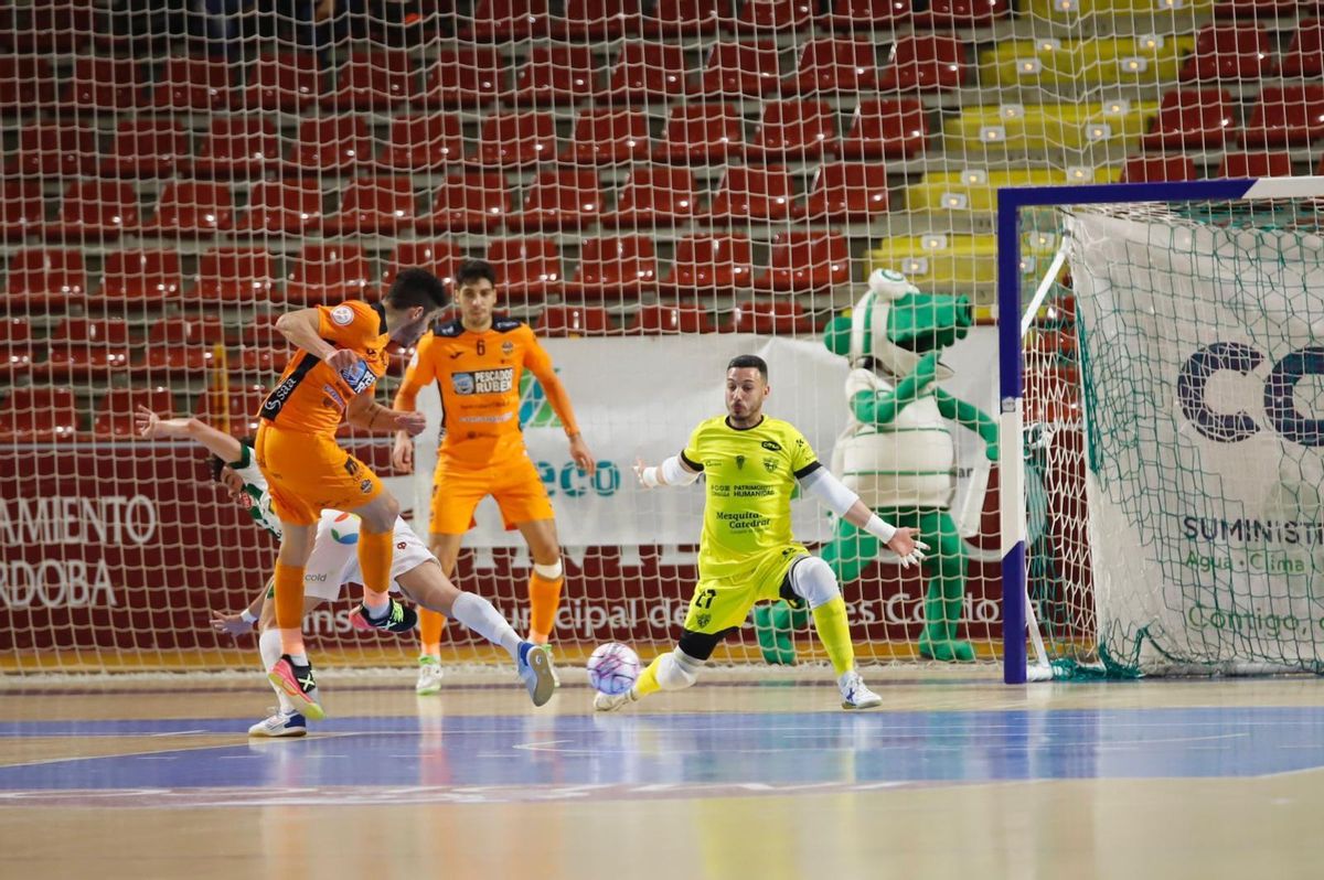 Intervención de Cristian Ramos en el partido entre el Córdoba Futsal y el Burela.