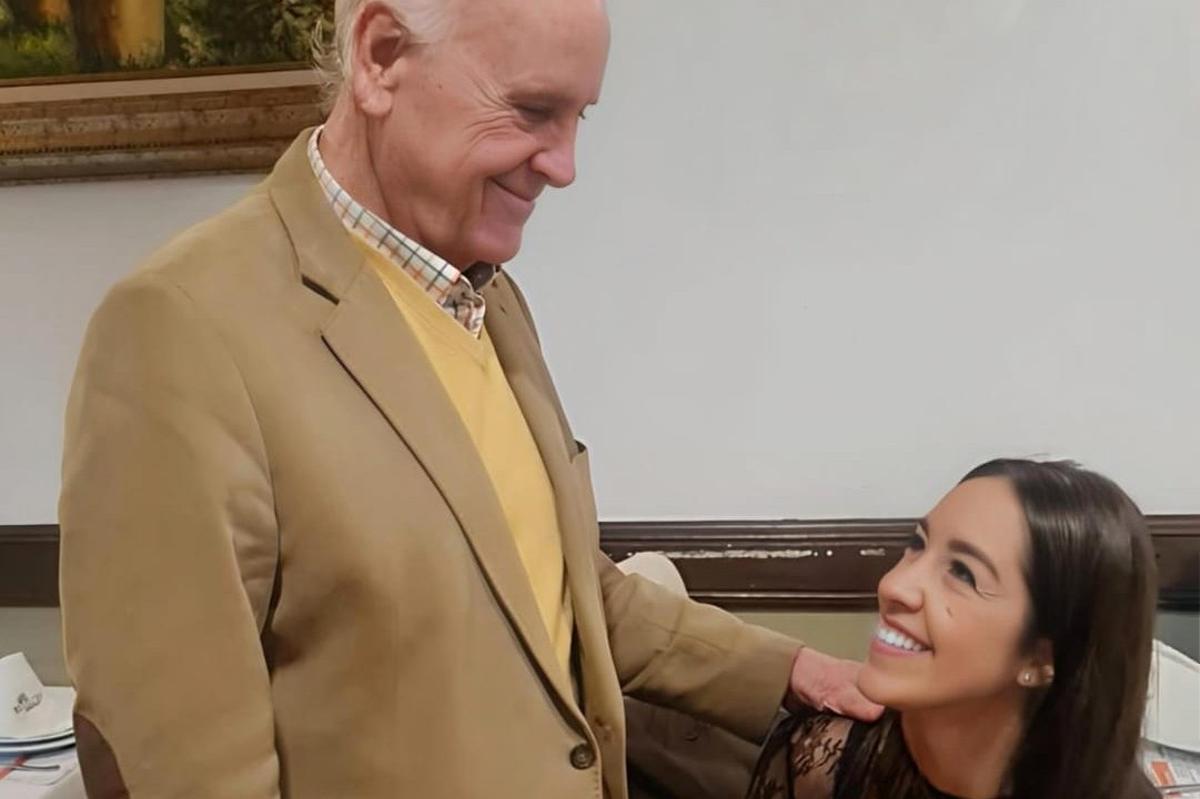 Arantxa Sánchez, junto al doctor Manuel Concha, en una de las visitas que le ha realizado cuando viene a Córdoba a revisión.