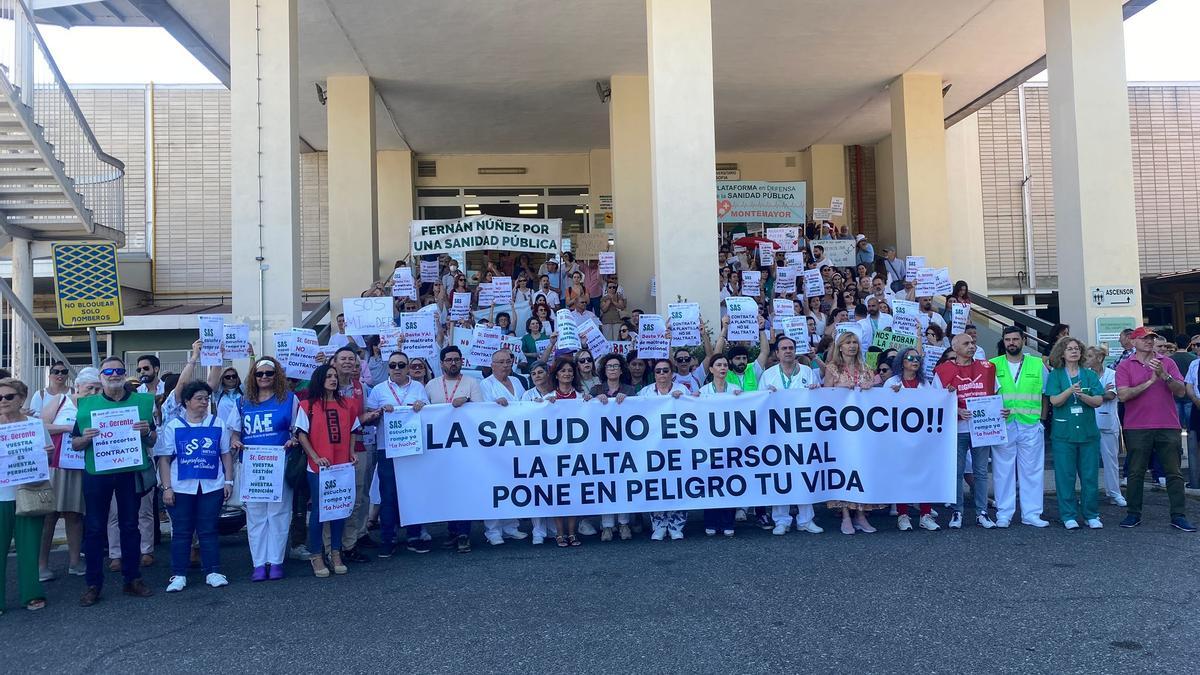 Protesta convocada por la junta de personal del hospital Reina Sofía.