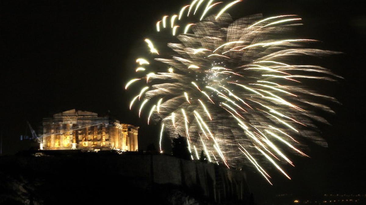 El Partenón, iluminado por los fuegos artificiales durante la celebración del Año Nuevo en Atenas.
