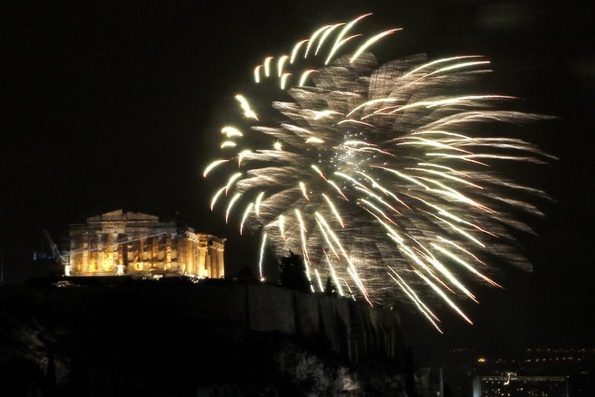 El Partenó, il·luminat pels focs artificials durant la celebració de Cap d’Any a Atenes.