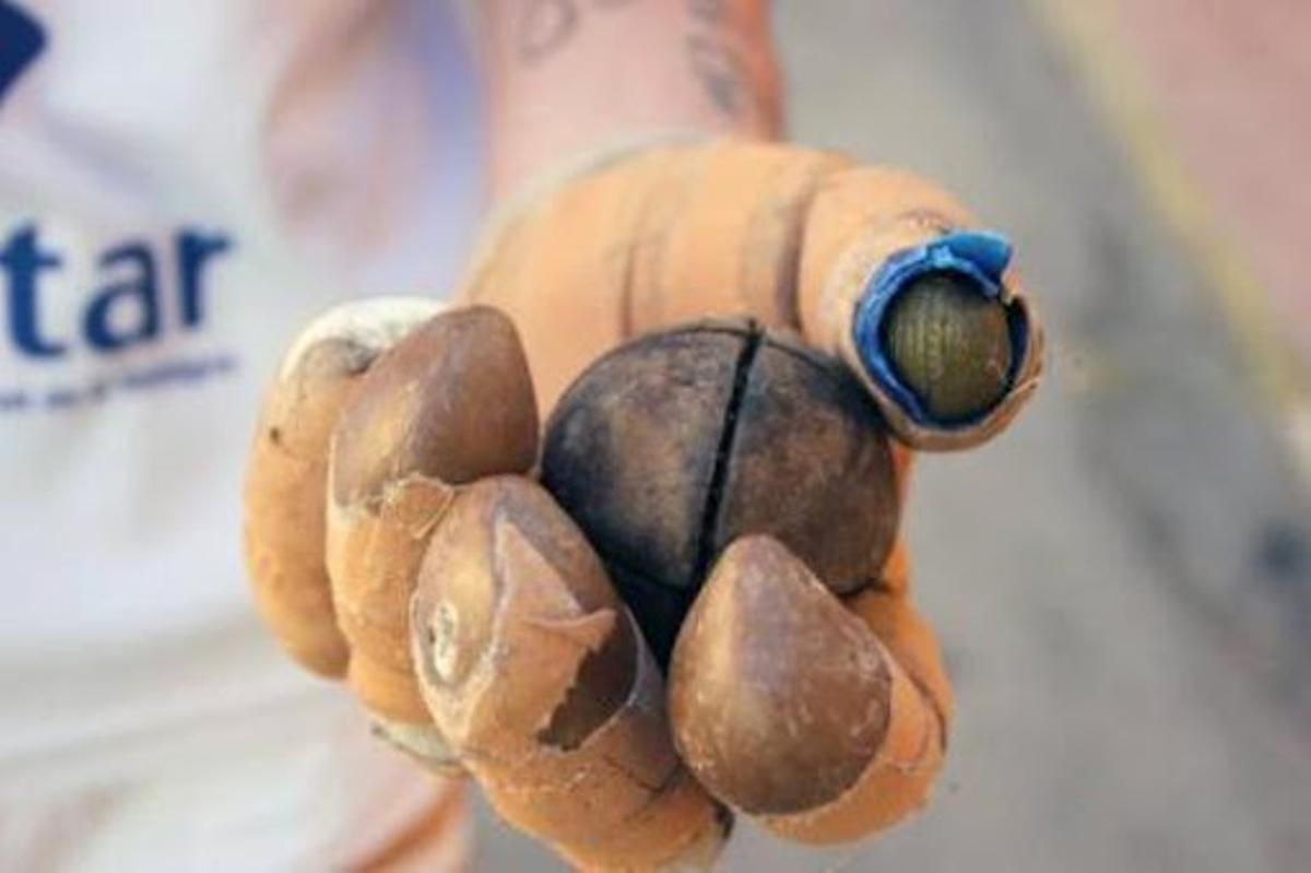Un jugador de pilota valenciana, en un trinquet.