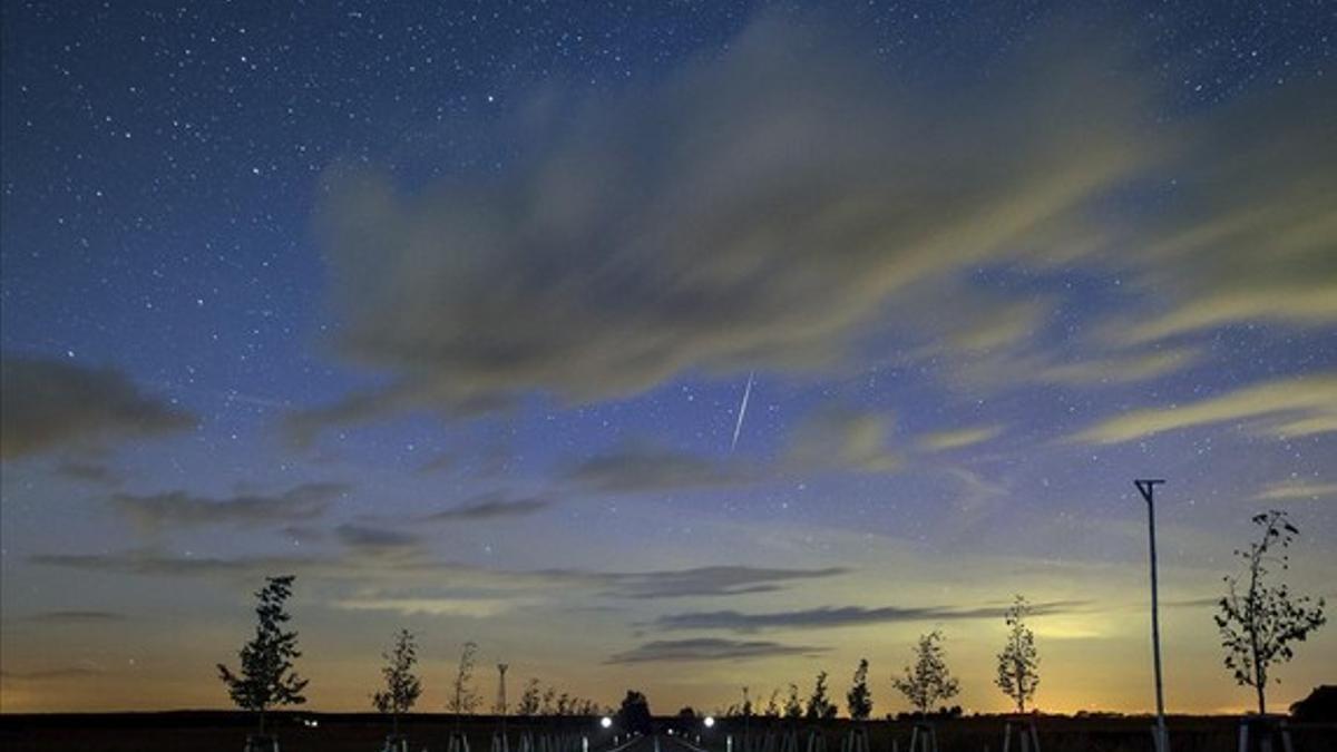 Un meteoro atraviesa el cielo durante una lluvia de estrellas en Lietzen, Alemania.