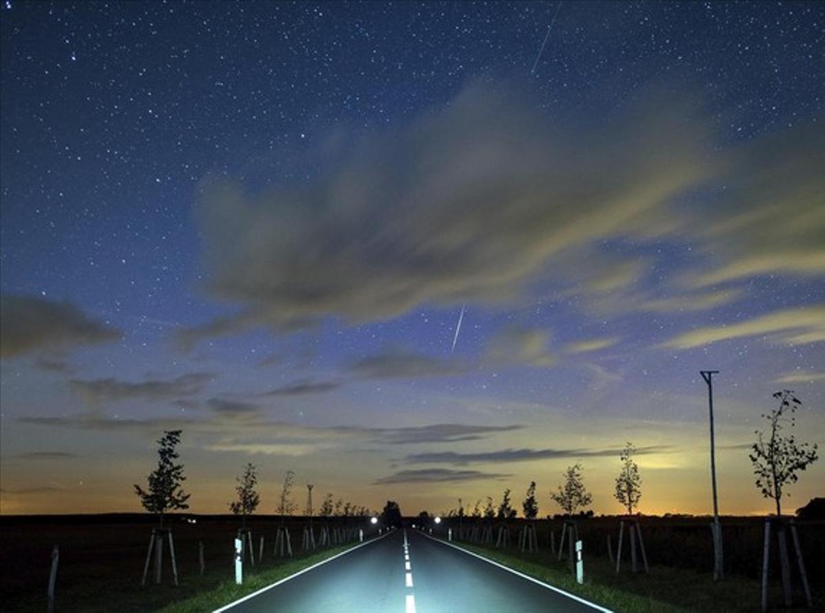 Un meteor travessa el cel durant una pluja d’estrelles a Lietzen, Alemanya. Un meteor travessa el cel durant una pluja d’estrelles a Lietzen, Alemanya.