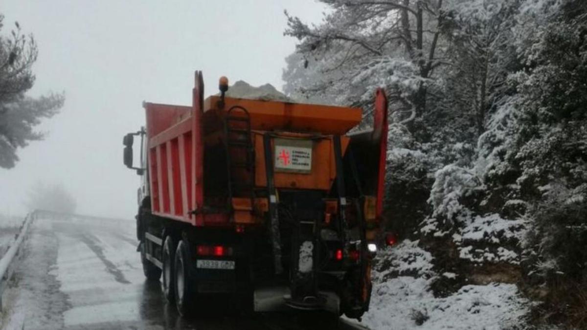 Un camió tira sal a una carretera del Solsonès | ARXIU/CC SOLSONÈS