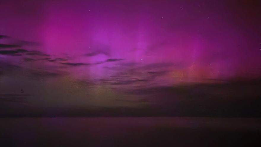 Una tormenta solar traslada las auroras boreales a Asturias: así fue la espectacular imagen que pintó los cielos de varias regiones españolas