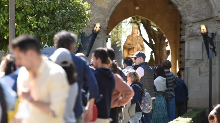 Colas de turistas para entrar en el Alcázar.