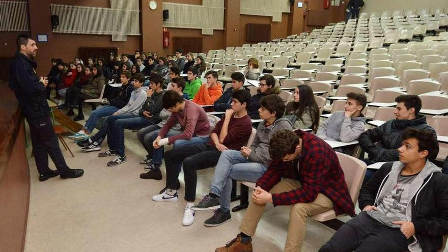 Consejos a los alumnos del Sánchez Cantón sobre las redes sociales  |  Agentes de la Policía Nacional de Pontevedra, delegados de Participación Ciudadana de la Comisaría, ofrecieron ayer charlas a alumnos del instituto Sánchez Cantón de la ciudad para alertar de los riesgos de las nuevas tecnologías, internet y redes sociales y ofrecer consejos para evitar casos de acoso, robo de datos y otros delitos habituales en ese ámbito. Estas charlas forman parte del ciclo de recomendaciones que realiza periódicamente la Comisaría entre la población.