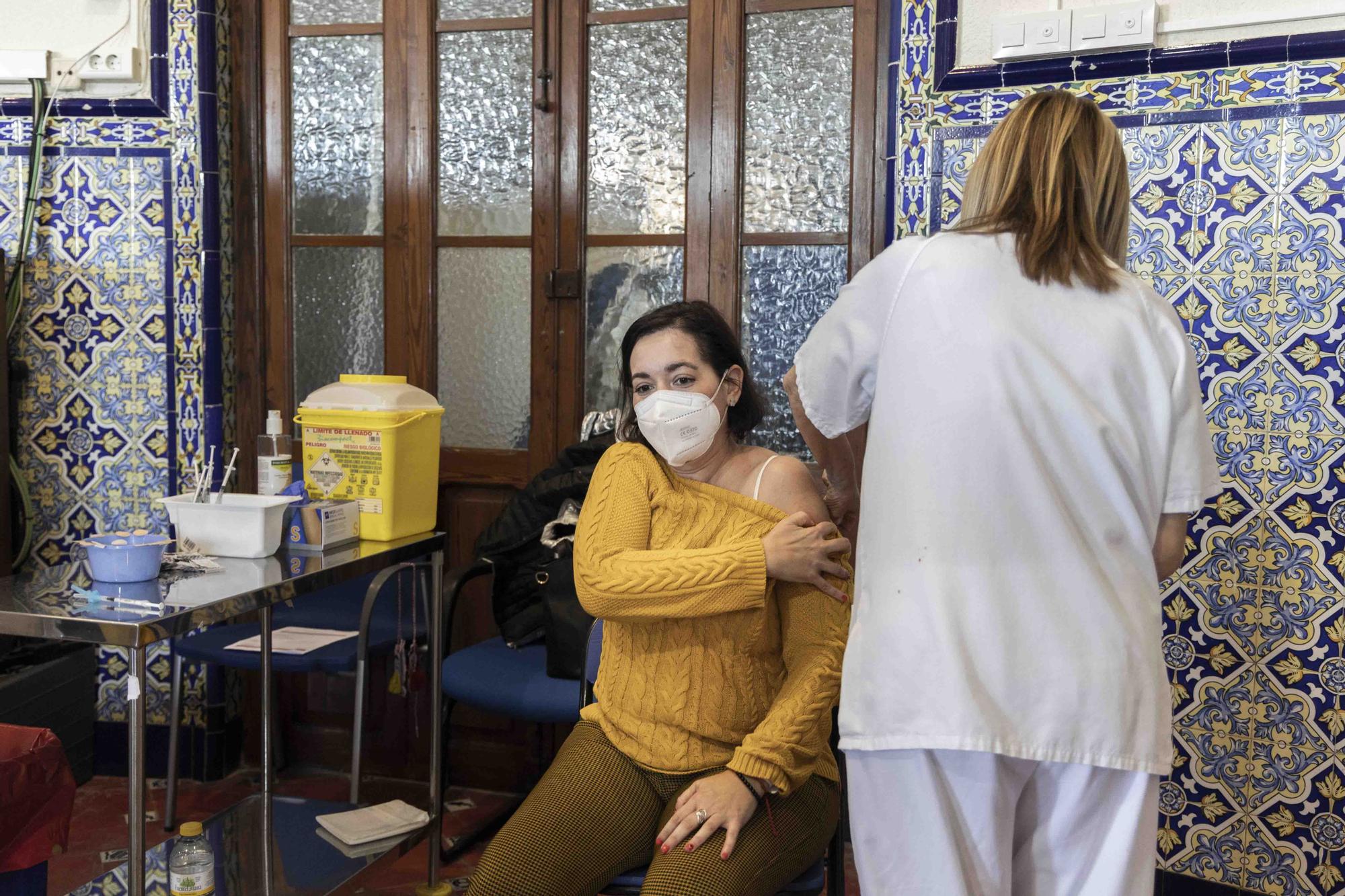 Colas para primeras y terceras dosis en el hospital de la Malvarrosa