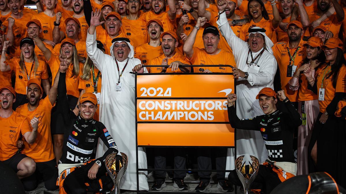 El equipo McLaren celebra el título de constructores de F1.