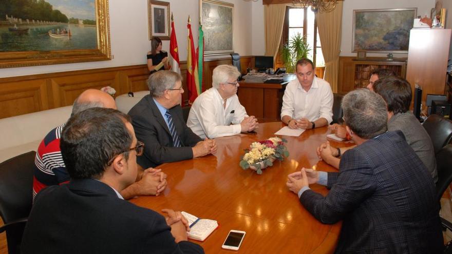 Requejo preside la reunión con los representantes de CEOE y Azeco, ayer.