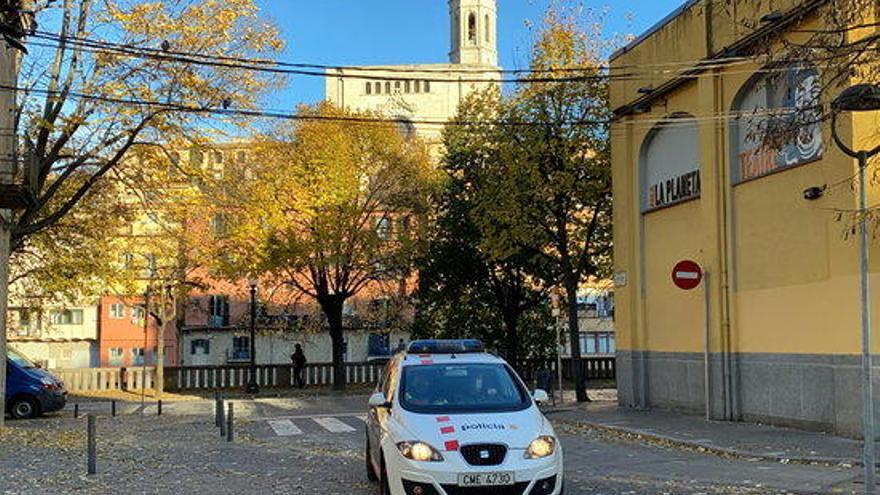 Un dels vehicles dels Mossos d&#039;Esquadra que han traslladat els detinguts pel crim