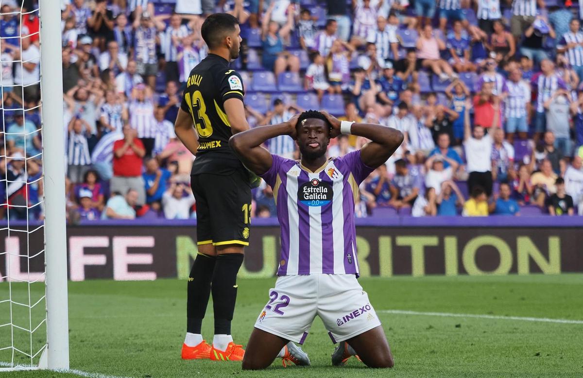 VALLADOLID, 13/08/2022.- El delantero senegalés del Valladolid Sekou Gassama se lamenta durante el partido de la primera jornada de Liga en Primera División que Valladolid y Villarreal disputan hoy sábado en el estadio José Zorrila. EFE/R. GARCÍA