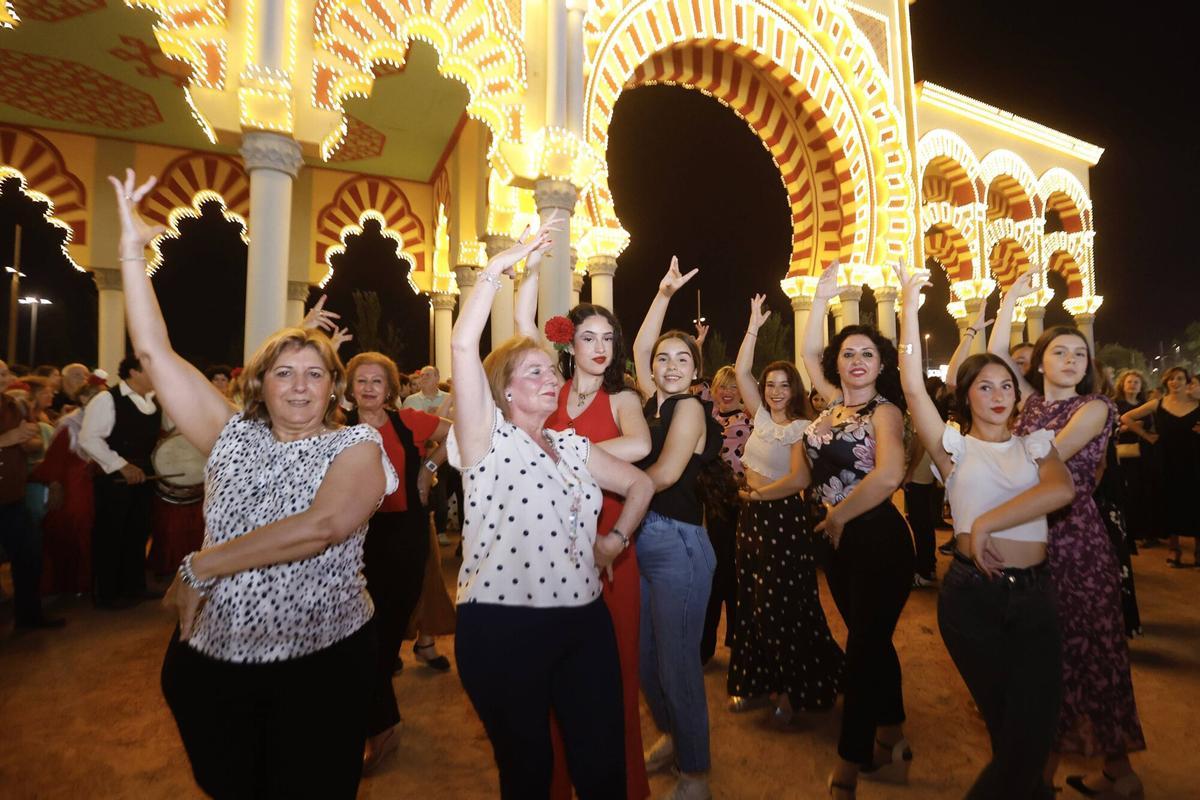 Miles de personas acuden a la portada para asistir al encendido del alumbrado