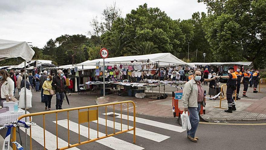 El mercado de La Felguera estrena ubicación, en el parque nuevo