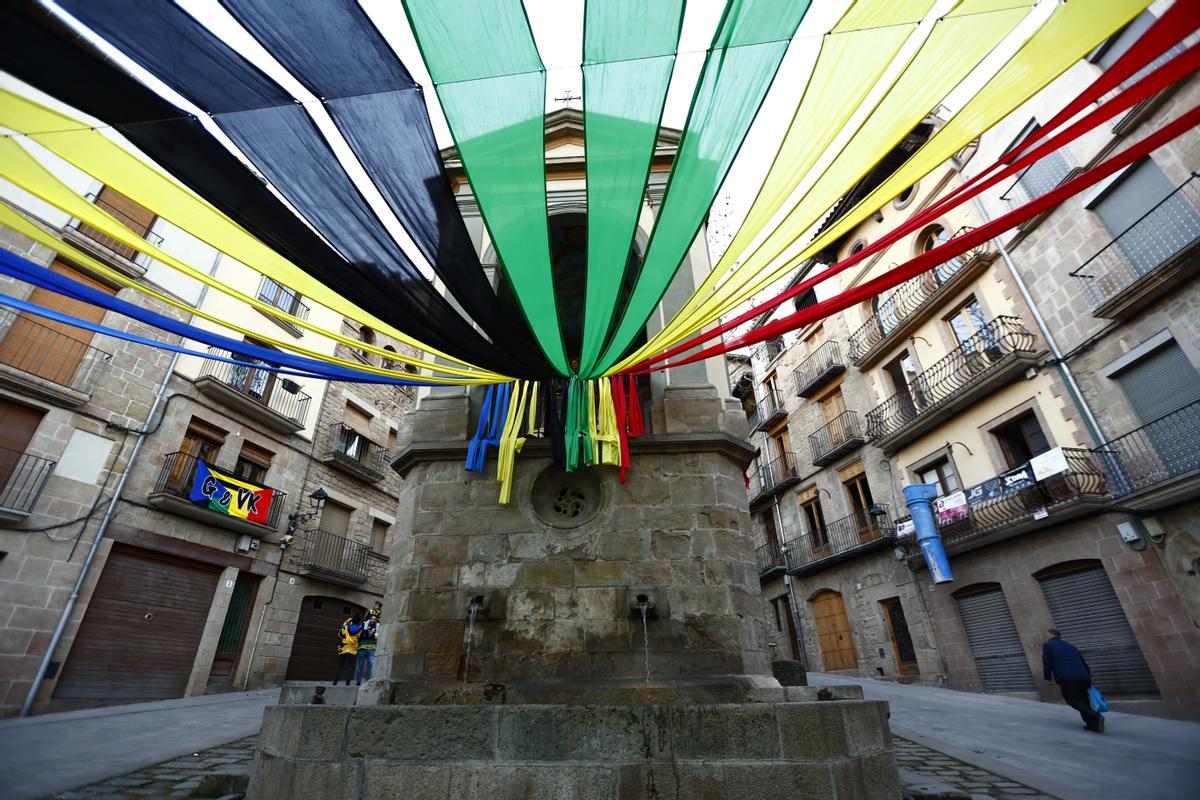 Font de la plaça de Sant Joan engalanada