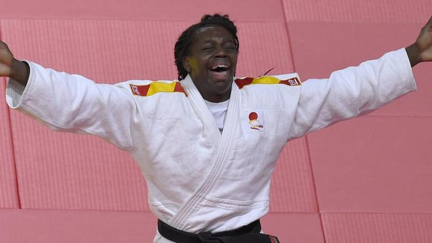 María Bernabéu celebra su medalla de bronce en la categoría de 70 kilos femeninos tras vencer a la marroquí Assmaa Niang