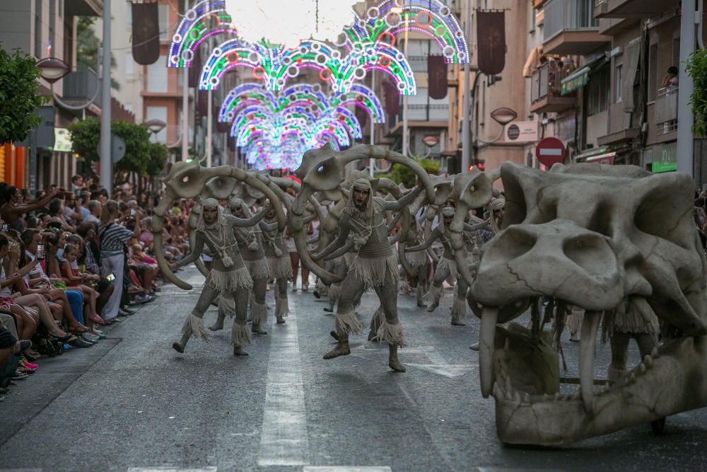 Los Benimerines abren los desfiles con un boato de más de 200 personas marcado por un espectáculo cautivador y las danzas salvajes