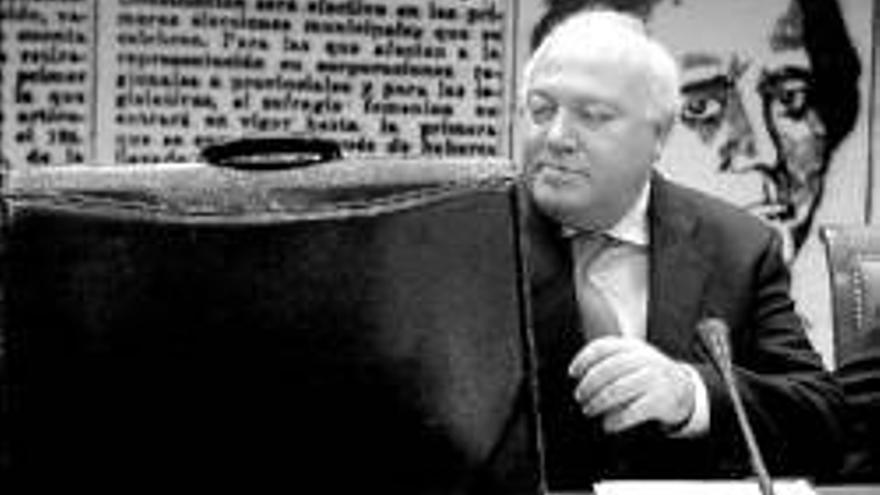 Moratinos negocia en París un pacto sobre la inmigración