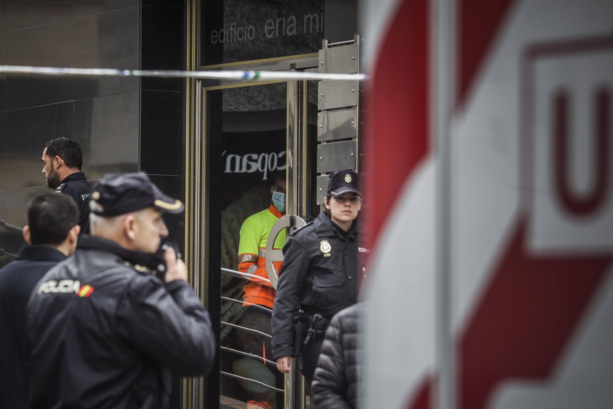 En imágenes: Conmoción en el ovetense barrio de La Ería por la muerte de dos gemelas de 12 años